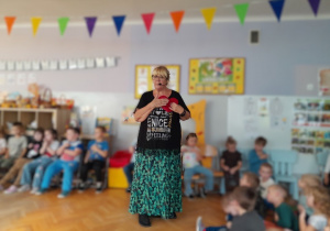 Dzieci słuchają piosenek Uli Pakuły podczas koncertu