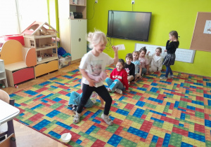 Zabawa ruchowa z literą "O"