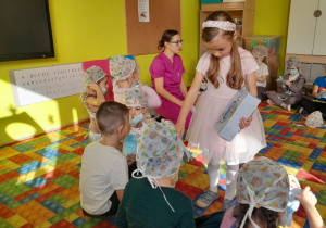 Dzieci poznają zawód pielęgniarki