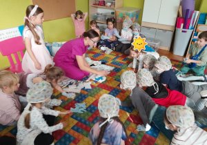 Dzieci oglądają akcesoria przydatne w pracy pielęgniarki