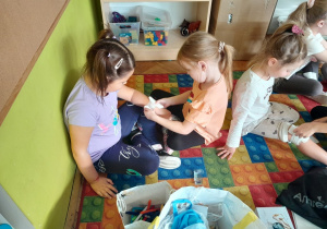 Dzieci ćwiczą opatrywanie ran