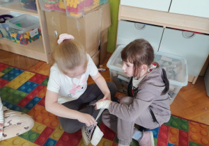 Dzieci ćwiczą opatrywanie ran