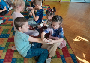 Dzieci ćwiczą opatrywanie ran