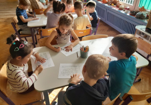 Dzieci kolorują kartę pracy