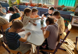 Dzieci kolorują kartę pracy
