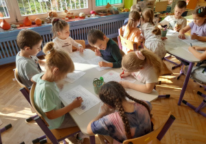 Dzieci kolorują kartę pracy