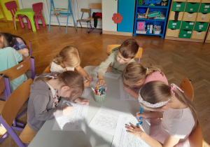 Dzieci kolorują kartę pracy