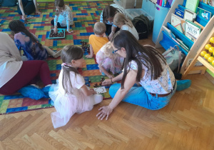 Układanie kasztanów według wzoru