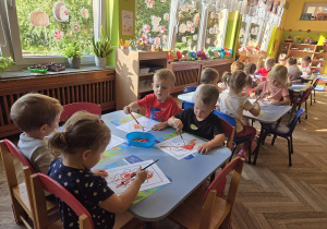 dzieci malują farbami sylwetę listka