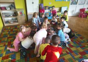 Zabawa zręcznościowo - ruchowa ,,Złap kapcia''