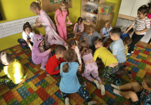 Zabawa zręcznościowo - ruchowa ,,Złap kapcia''