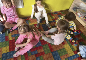 Zabawa zręcznościowo - ruchowa ,,Złap kapcia''
