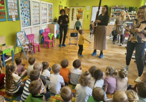Dzieci słuchają brzmienia fagotu