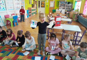 Dzieci otwierają listy