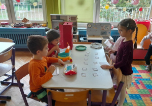 Dzieci "kupują" znaczki na przedszkolnej poczcie