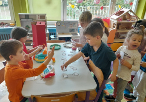Dzieci "kupują" znaczki na przedszkolnej poczcie