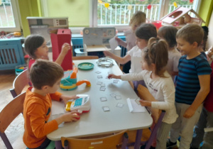 Dzieci "kupują" znaczki na przedszkolnej poczcie
