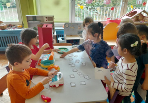 Dzieci "kupują" znaczki na przedszkolnej poczcie