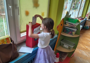 Dzieci wkładają listy do skrzynki pocztowej
