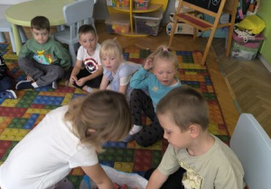 Dzieci składają życzenia urodzinowe