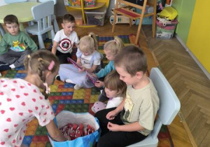 Dzieci składają życzenia urodzinowe
