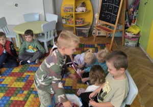Dzieci składają życzenia urodzinowe