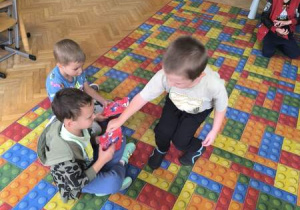 Dzieci składają życzenia urodzinowe