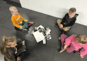 układają puzzle