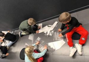 układają puzzle