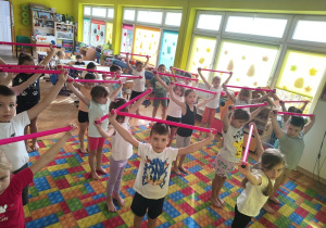 ćwiczenia z laskami gimnastycznymi