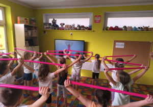 ćwiczenia z laskami gimnastycznymi