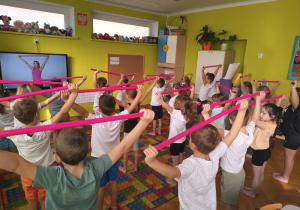 ćwiczenia z laskami gimnastycznymi