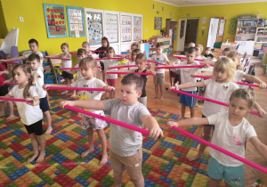 ćwiczenia z laskami gimnastycznymi
