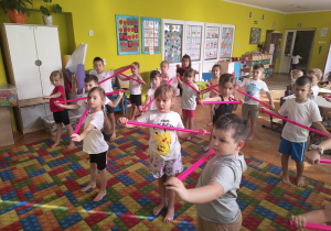 ćwiczenia z laskami gimnastycznymi