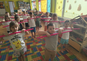 ćwiczenia z laskami gimnastycznymi