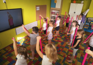 ćwiczenia z laskami gimnastycznymi