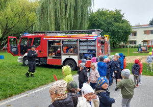 Dzieci podczas próbnego alarmu przeciwpożarowego