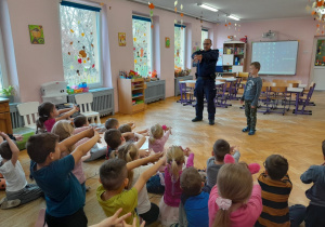Dzieci podczas spotkania z Policjantem