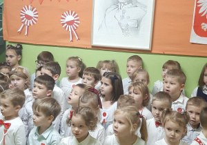 Dzieci śpiewają Hymn