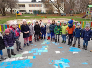 Dzieci tworzą mural chodnikowy z okazji Dnia Praw Dziecka