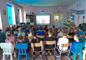 Dzieci oglądają film dotyczący praw dziecka