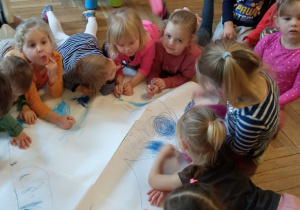 Dzieci z Grupy I tworzą plakat z okazji Dnia Praw Dziecka
