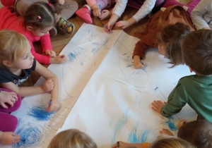Dzieci z Grupy I tworzą plakat z okazji Dnia Praw Dziecka