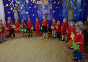 Dzieci występują na Festiwalu Piosenki Jesiennej