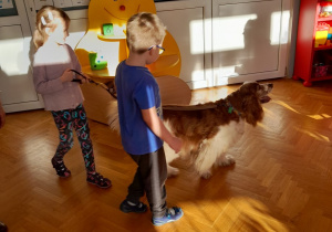 Dzieci spacerują z psem