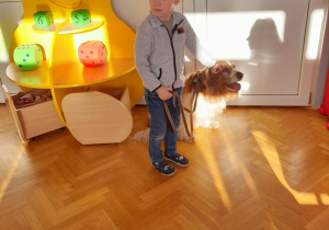 Chłopiec spaceruje z psem