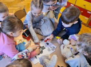 Dzieci "leczą" pluszowe zabawki