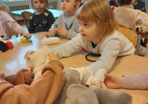 Dzieci "leczą" pluszowe zabawki