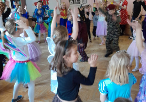 Dzieci tańczą na Balu Karnawałowym
