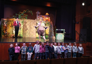 Wspólne zdjęcie dzieci z aktorami ze spektaklu "Złota kaczka"
